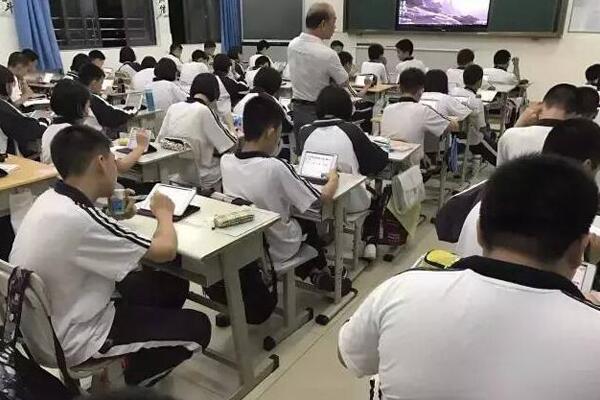 師生人手一臺平板電腦 ,這樣的課堂你上過嗎？